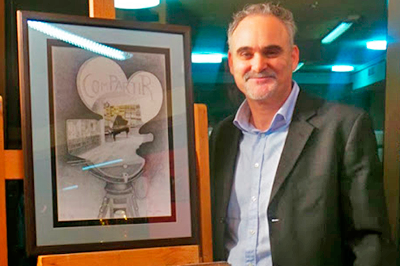 El pintor José Cerezo junto al premio Compartir