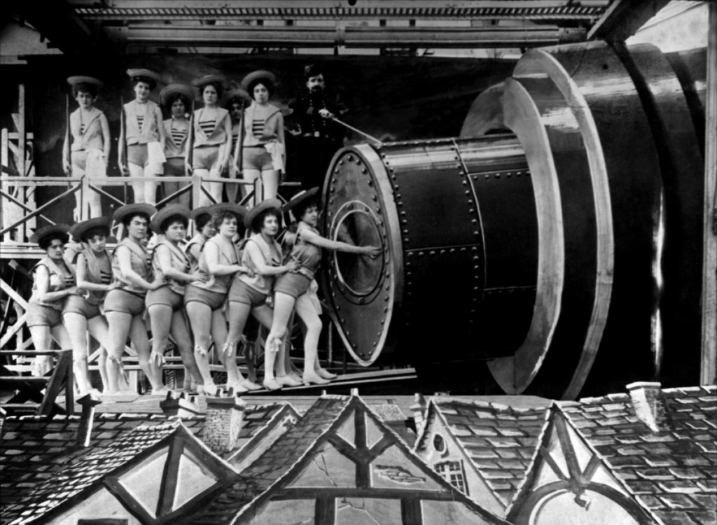 Grupo de coristas disfrazadas de marineras cerrando la puerta de la nave antes de la partida