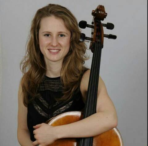 Obertura a cargo de Coro y el trio Hernádez