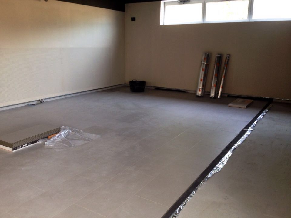 Están colocando suelos de tarima en la Sala 2