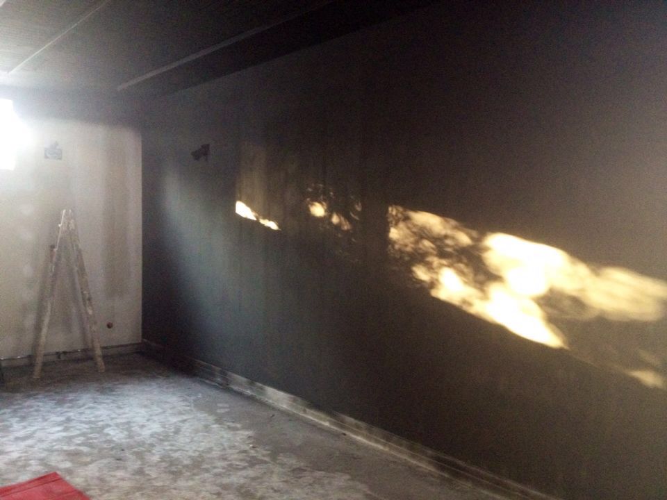 Los revestimientos en paredes de la Sala 2